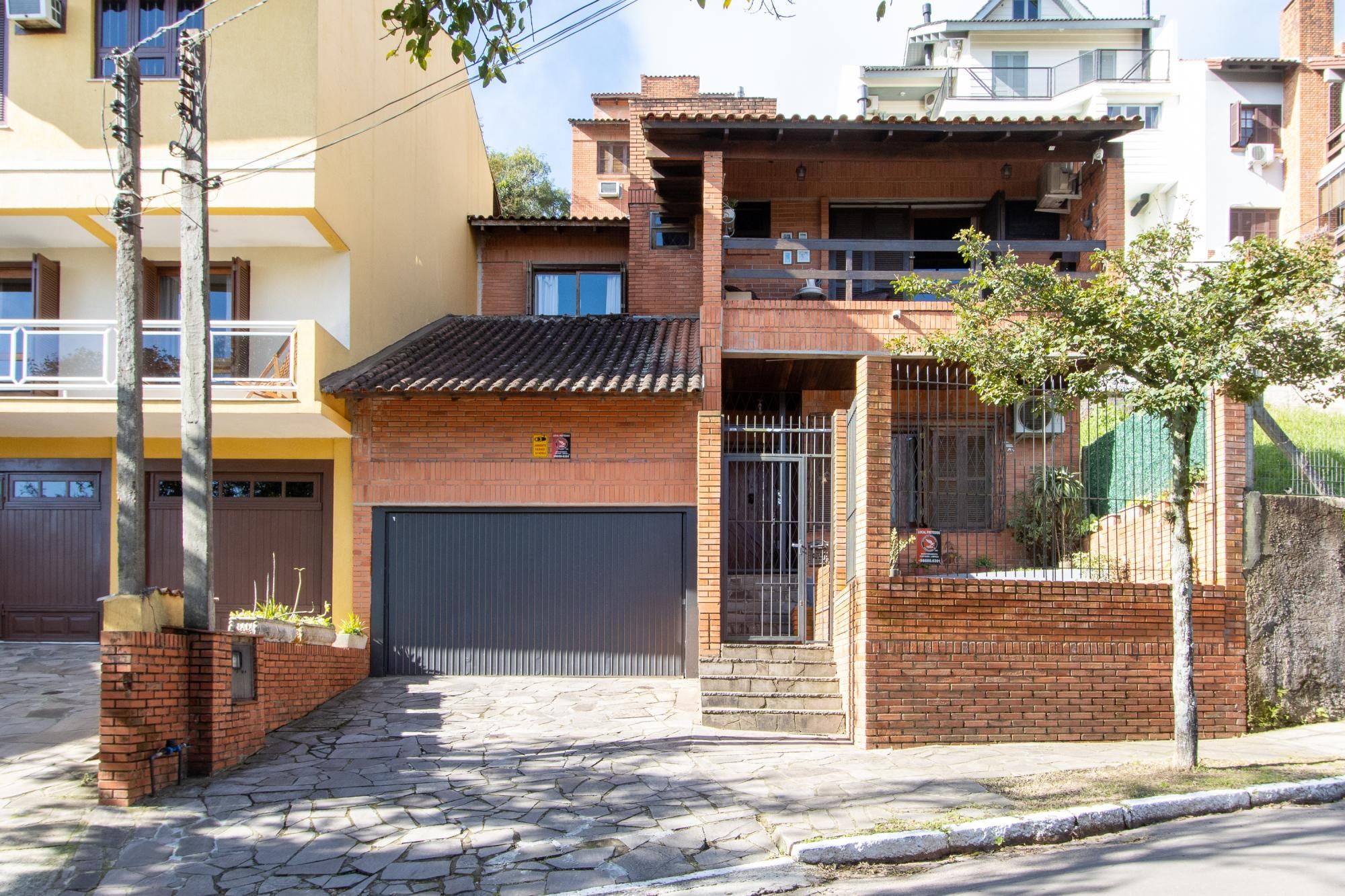 Casa à venda com 205m², 5 quartos, 1 suíte, 2 vagas no bairro Teresópolis em Porto Alegre
