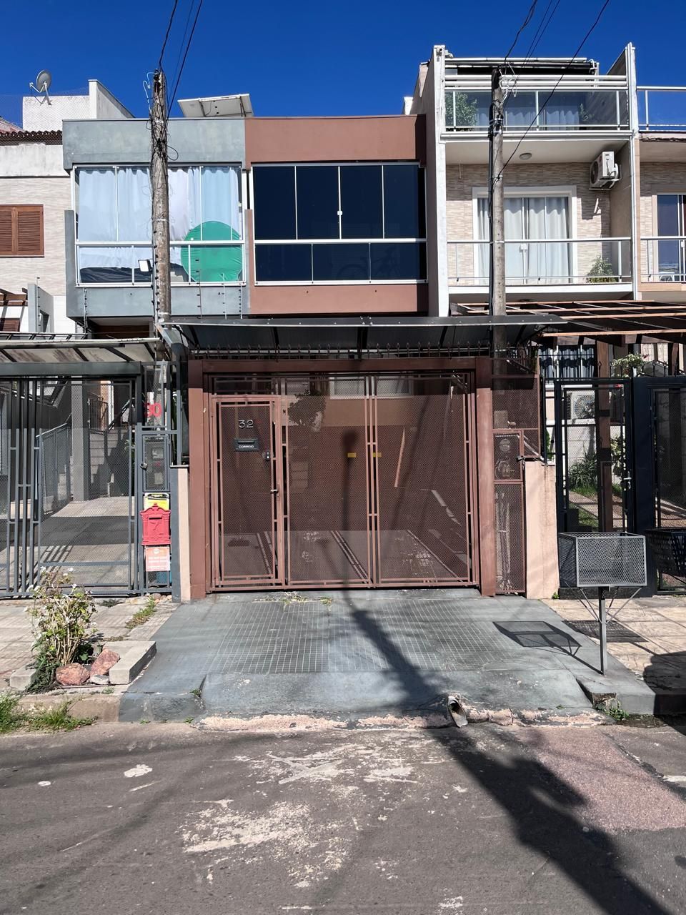 Sobrado com 2 suites e 2 vagas de garagem - Bairro Guarujá