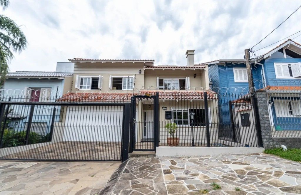 Casa à venda com 308m², 4 quartos, 1 suíte, 2 vagas no bairro Cristal em Porto Alegre