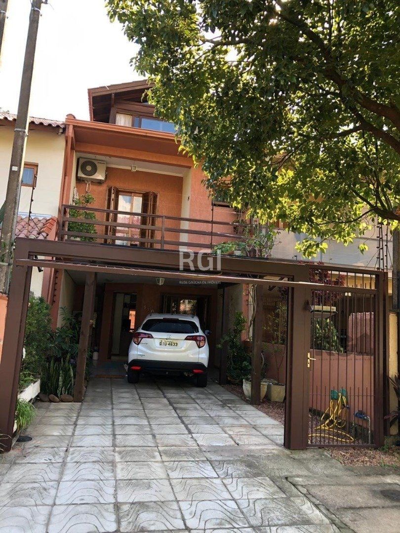 Casa residencial de 3 dormitórios sendo um uma suíte localizada no bairro Guarujá.