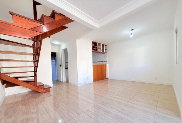 Casa reformada em condomínio fechado com 3 dormitórios, suíte, churrasqueira e 2 vagas no Parque Santa Fé!
