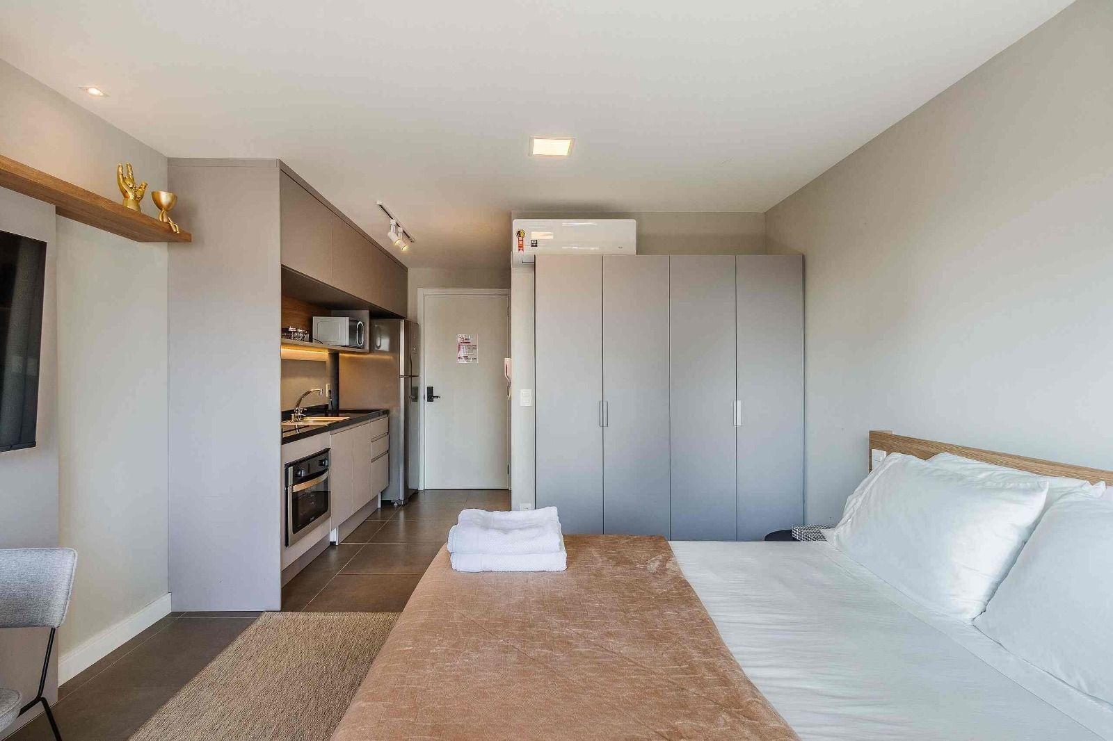 Studio de alto padrão construtivo mobiliado no bairro Moinhos de Vento, planta de 24,25 m² privativos com porcelanato, forro em gesso e aberturas em alumínio com vidros duplos.