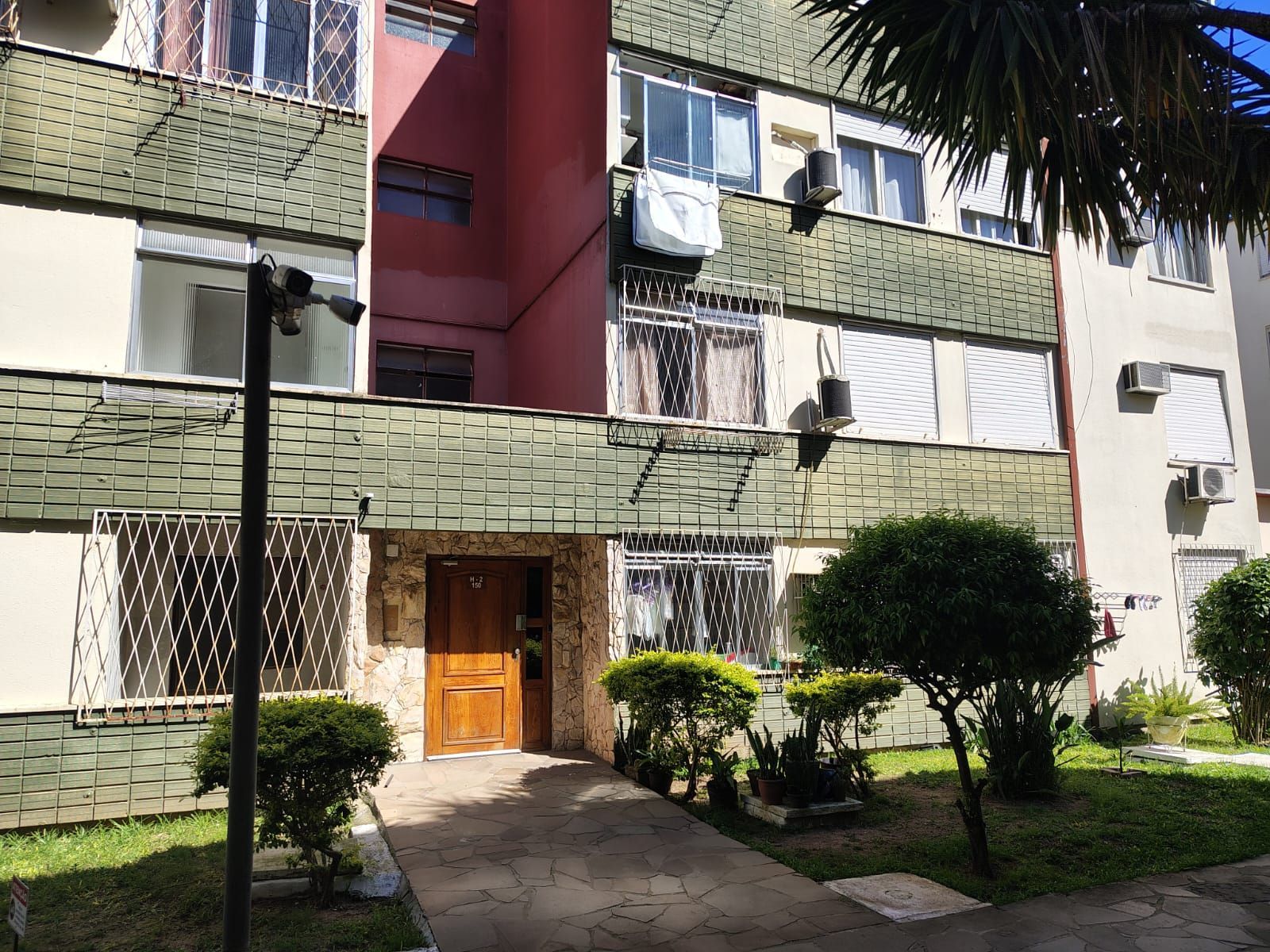 Apartamento de 2 dormitórios, living, cozinha, área de serviço e banheiro social.