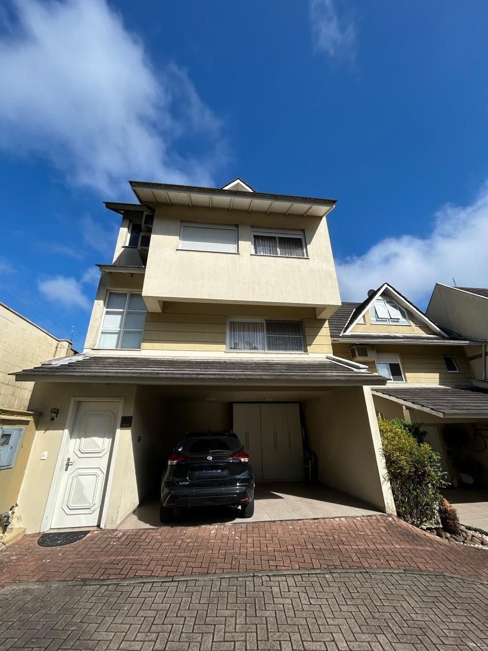 Casa condomínio | 3 dormitórios | 1 Suíte | 240,82 Privativos | 2 Vagas | Bairro Teresópolis