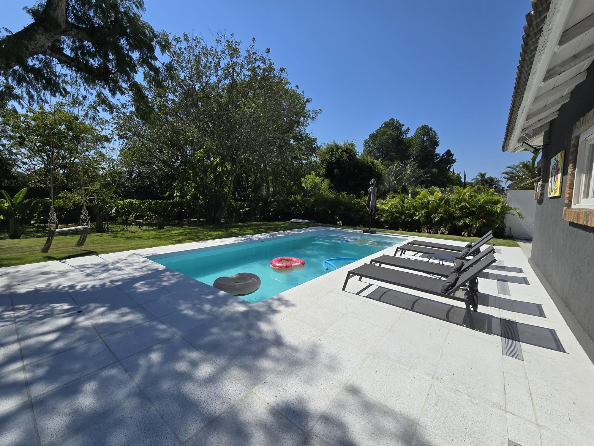 Casa térrea no Condominio Terra Ville, com patio e piscina.