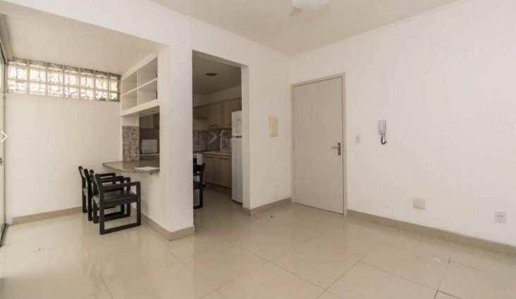 Apartamento de 1 dormitório, com um pequeno pátio no bairro Centro Histórico.