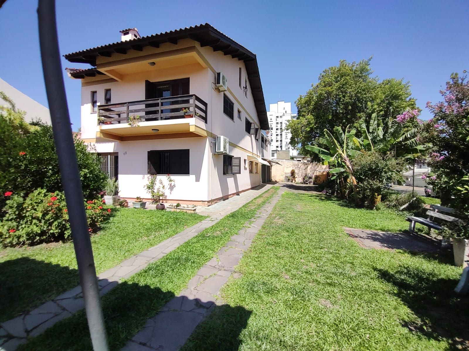 Casa Residencial ou Comercial, com 3 quartos (1 suite), 229m² privativos - Bairro Tristeza