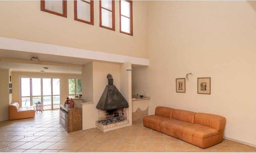 Casa de 3 quartos,1 suíte, closet, living com lareira, pátio, piscina e 2 vagas de garagem. — foto 4
