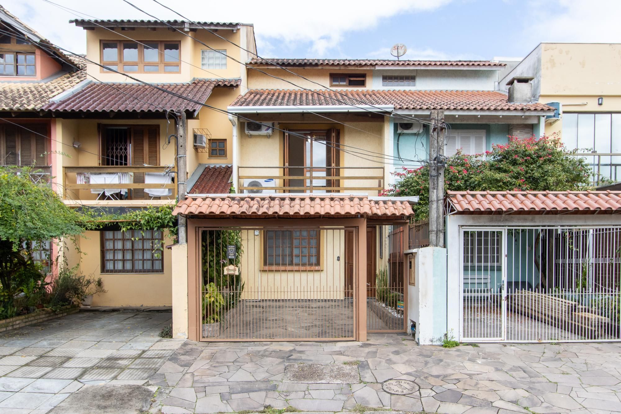 Casa à venda com 99m², 3 quartos, 1 vaga no bairro Hípica em Porto Alegre