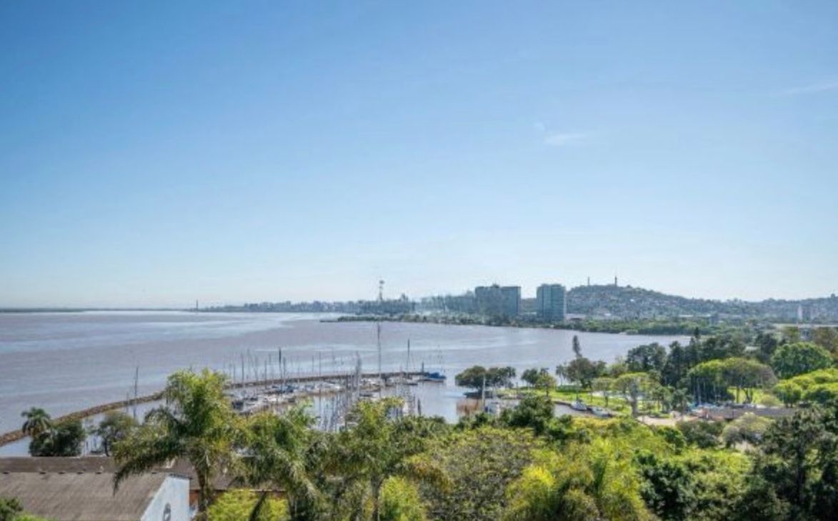 Casa, 4 dormitórios no bairro Vila Assunção em Porto Alegre para Comprar