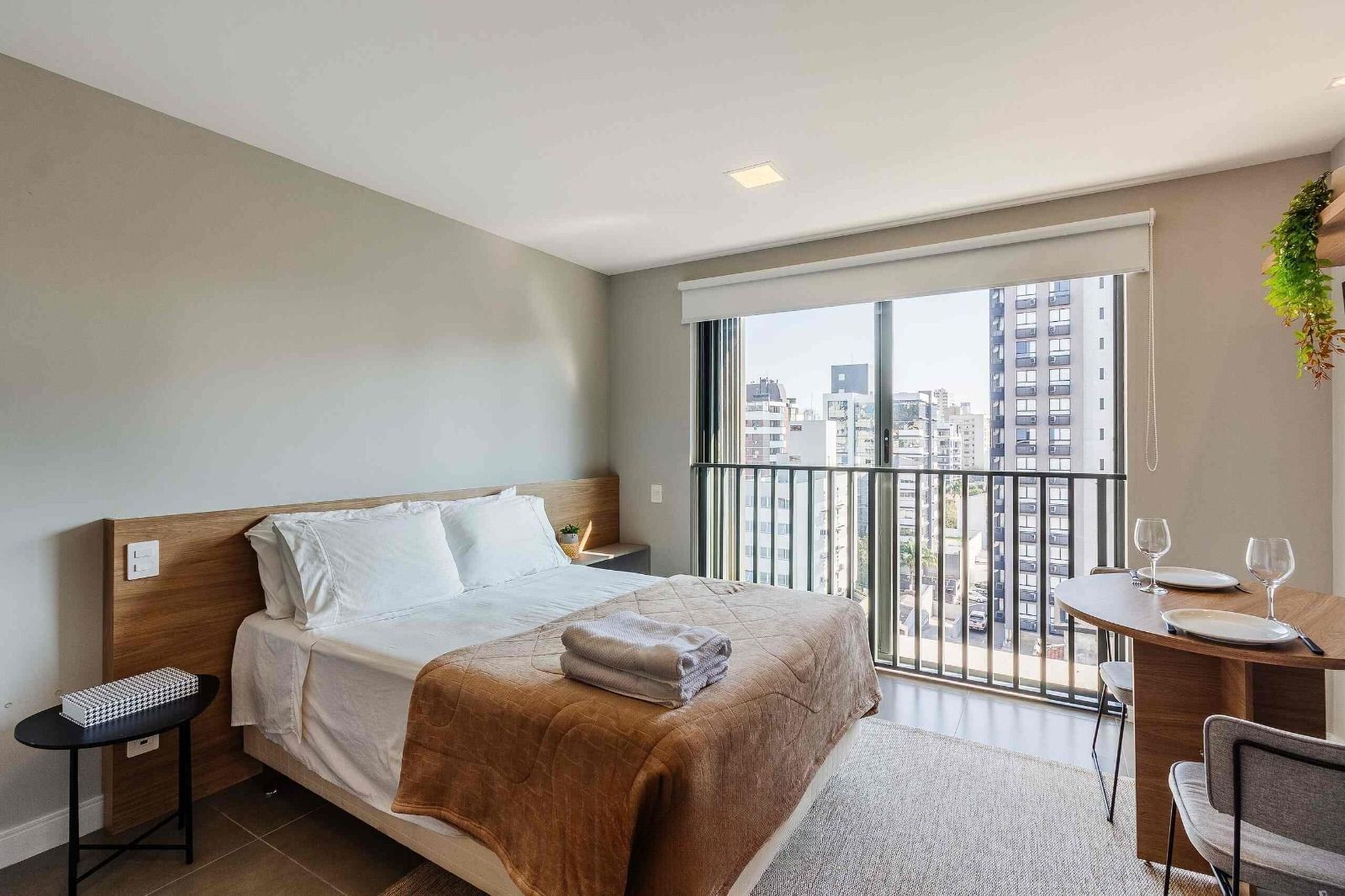 Studio de alto padrão construtivo mobiliado no bairro Moinhos de Vento, planta de 24,25 m² privativos com porcelanato, forro em gesso e aberturas em alumínio com vidros duplos.