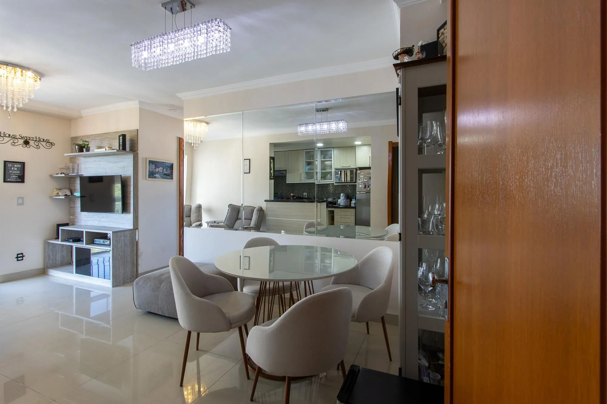 Apartamento, 2 dormitórios e 1 vaga, bairro Jardim Carvalho.