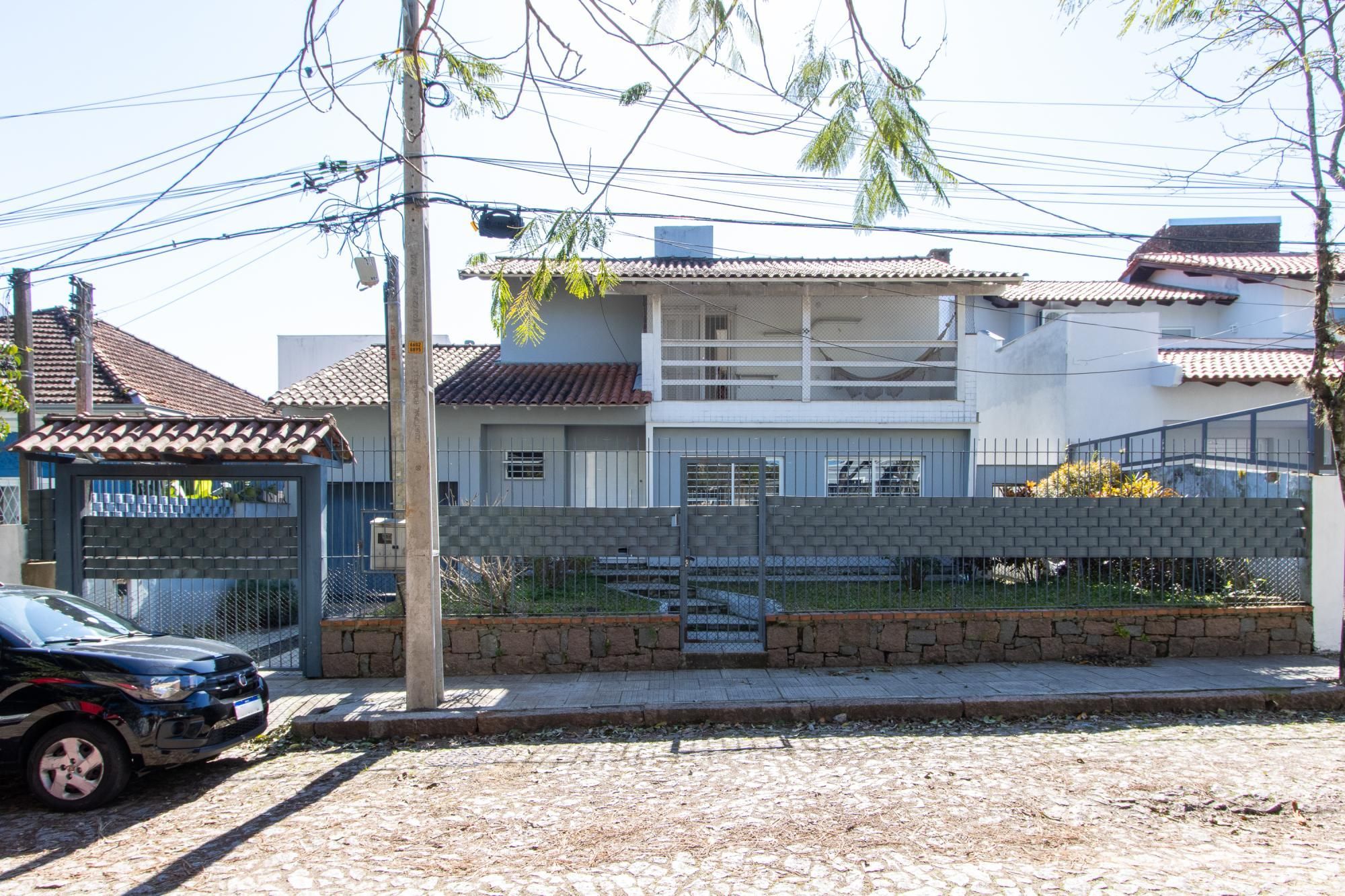 Casa 3 Dormitórios no Bairro Tristeza com 2 Vagas de Garagem