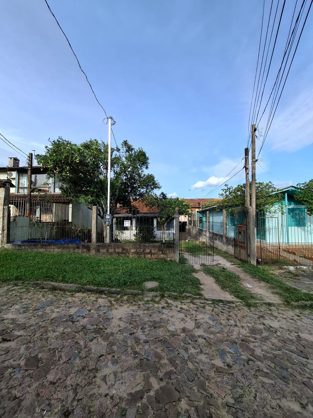 Casa no Bairro Hípica, com terreno de 10 metros de frente por 33 metros de fundos, totalizando 330m².