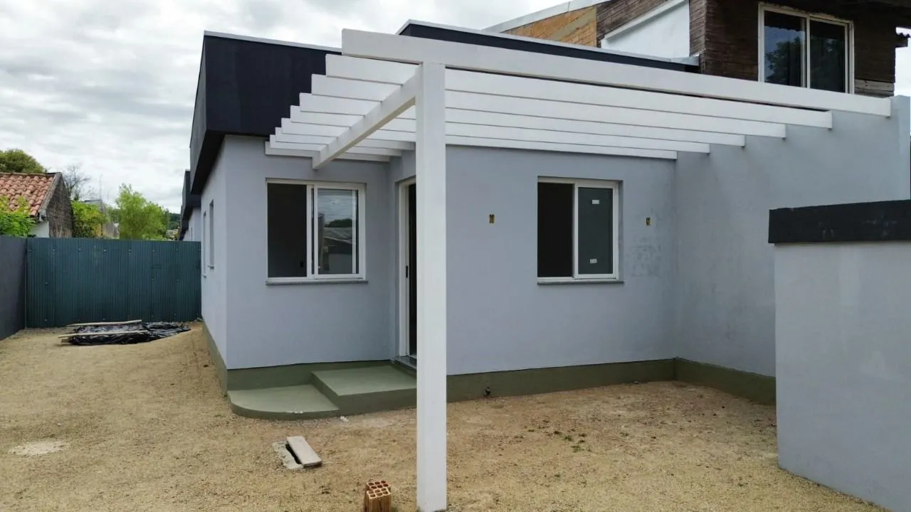 Casa com 70m², 2 dormitórios no bairro Belém Novo em Porto Alegre para Comprar