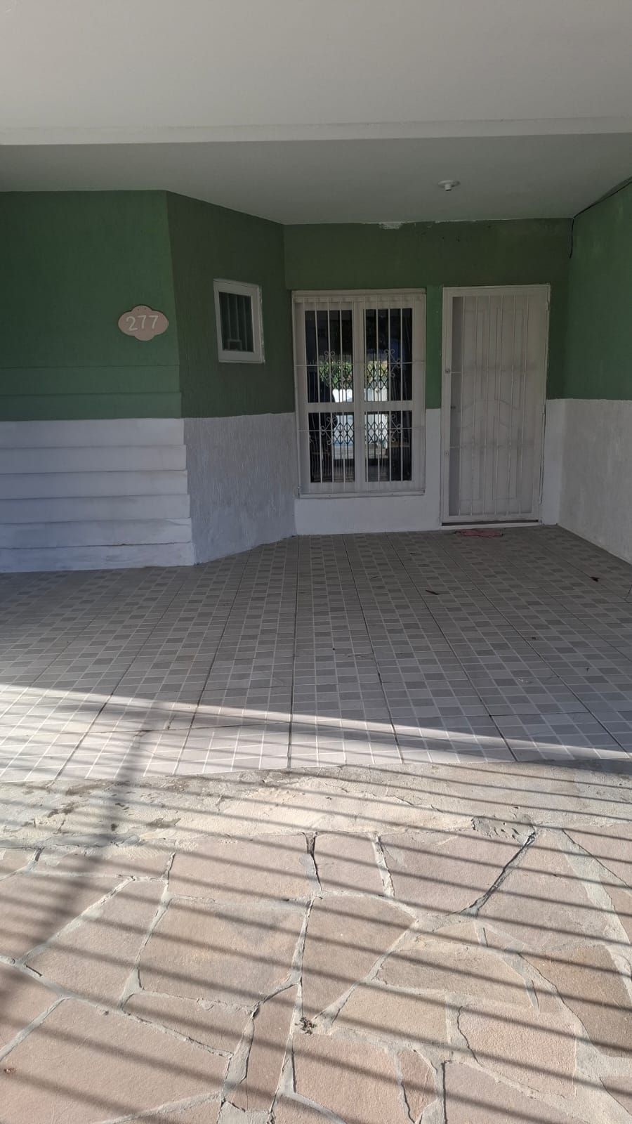 Excelente Casa / Sobrado na Zona Sul - Guarujá - Porto Alegre - preço competitivo!