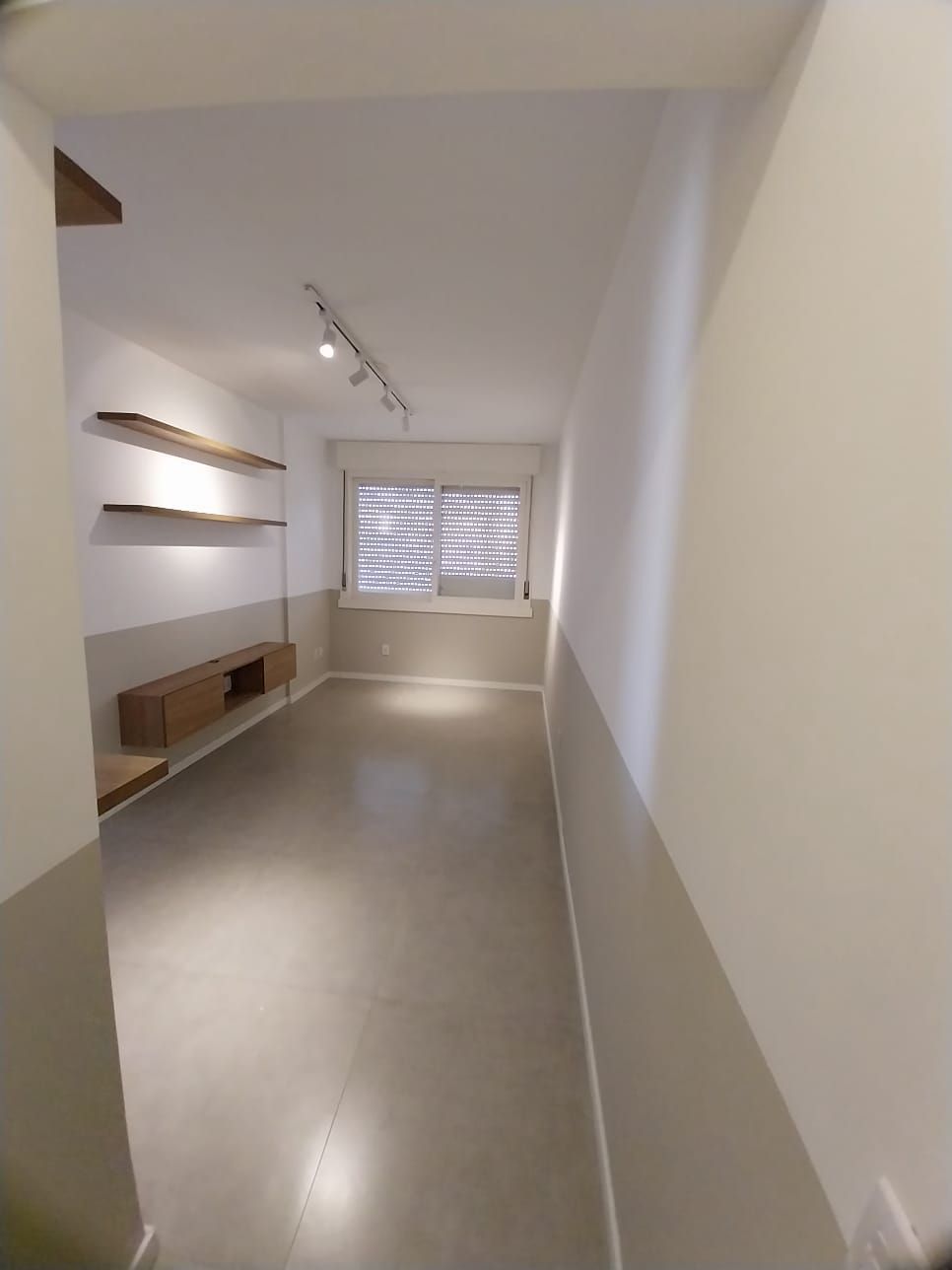 Apartamento 1D, reformado com Box coberto escriturado.