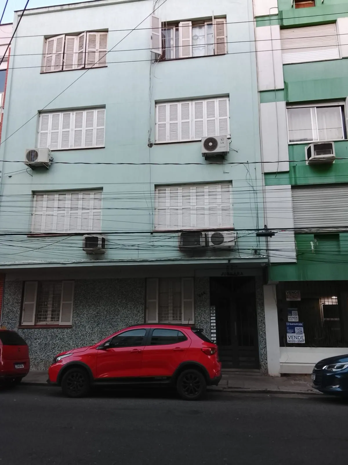 JK / Kitnet AMPLO Cidade Baixa - 1 lance de escada Preço atrativo