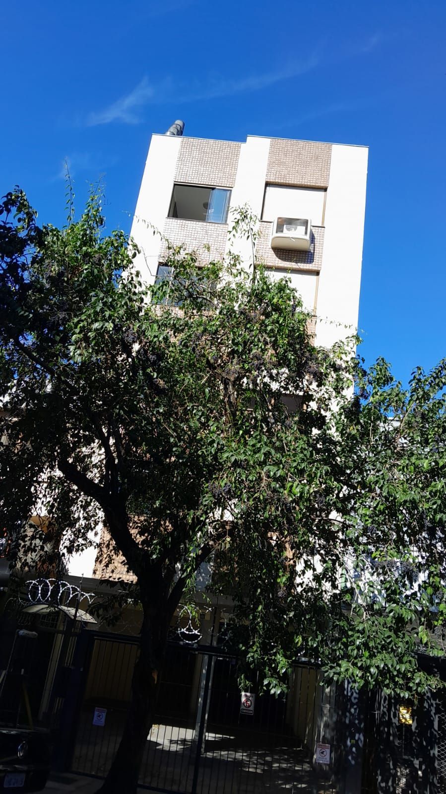 1 dormitório,suiíte,com sacada churrasqueira na Cidade Baixa
