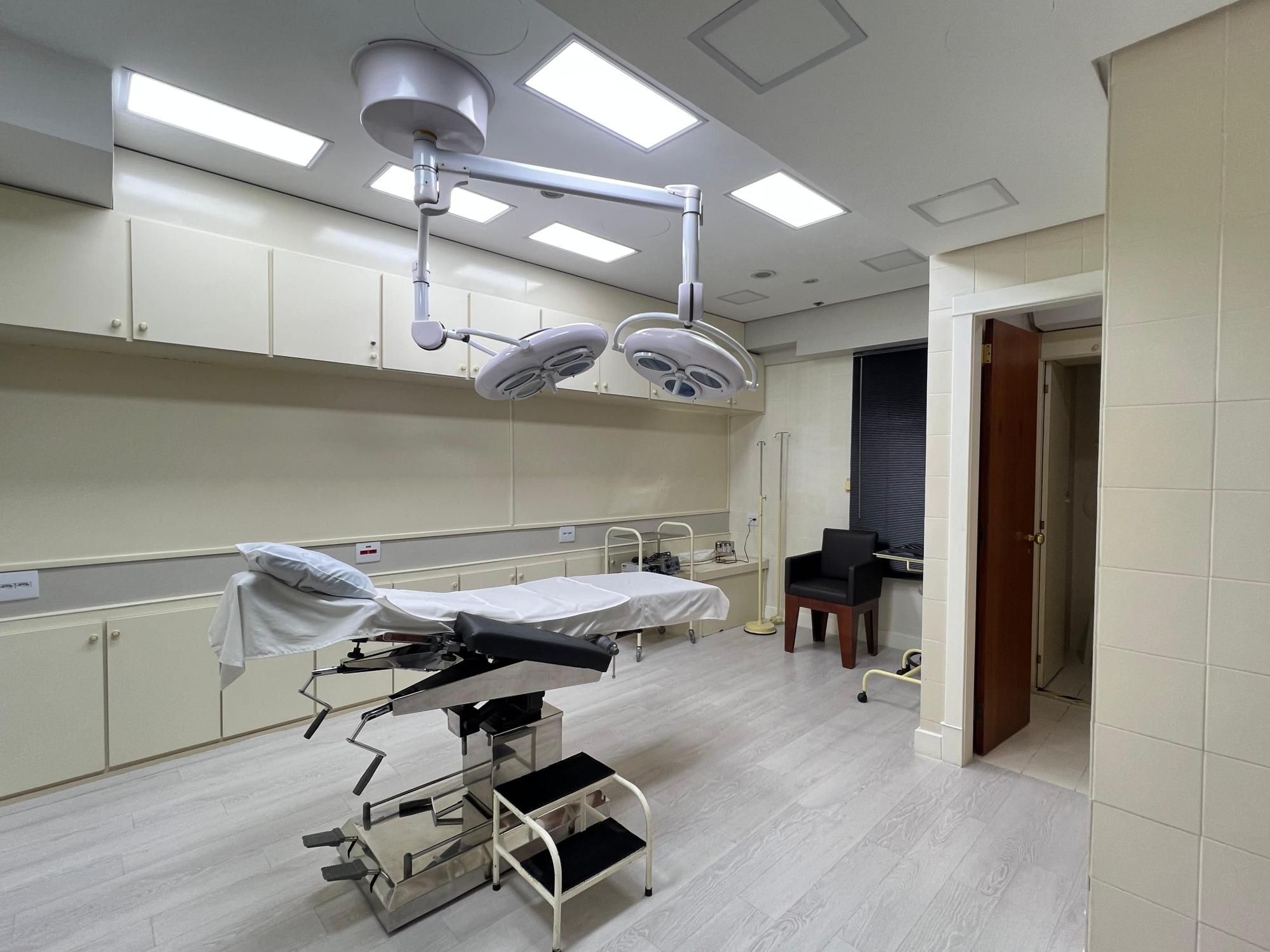 Espetacular Clínica de Cirurgia Médica toda montada à venda na Av. Carlos Gomes em Porto Alegre