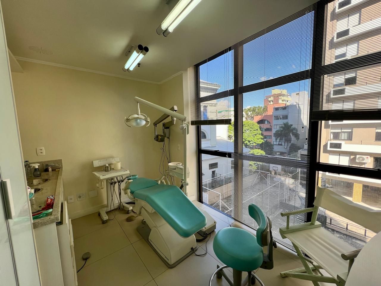 Clínica Odontológica mobiliada e equipada, 38 m2 com 2 vagas individuais na Av. Vinte e Quatro de Outubro