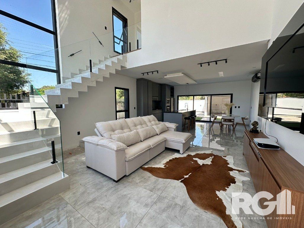 Casa de alto padrão a venda, totalmente mobiliada, com 2 dormitórios, 1 suite e 2 vagas no centro de Nova Santa Rita.