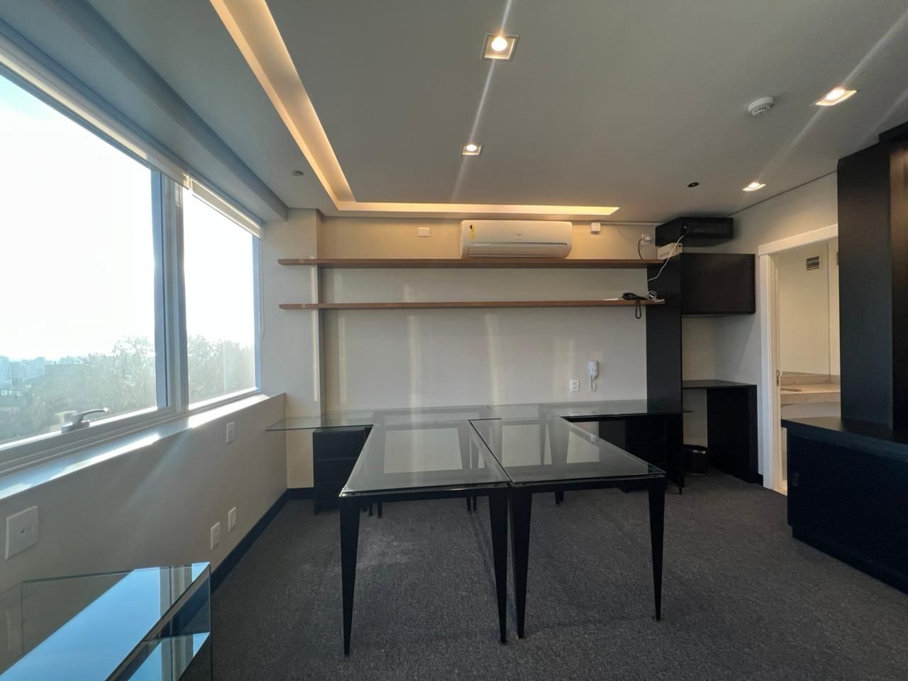 Sala comercial mobiliada com 40 m2 para alugar na Av. Anita Garibaldi.