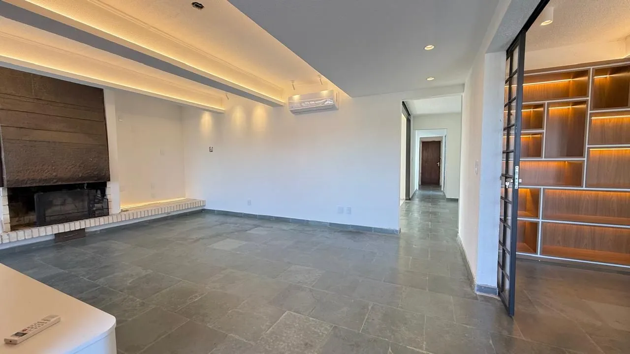 Casa semi reformada com 4 dormitórios e 4 vagas no Chácara das Pedras próx. Joao Wallig.