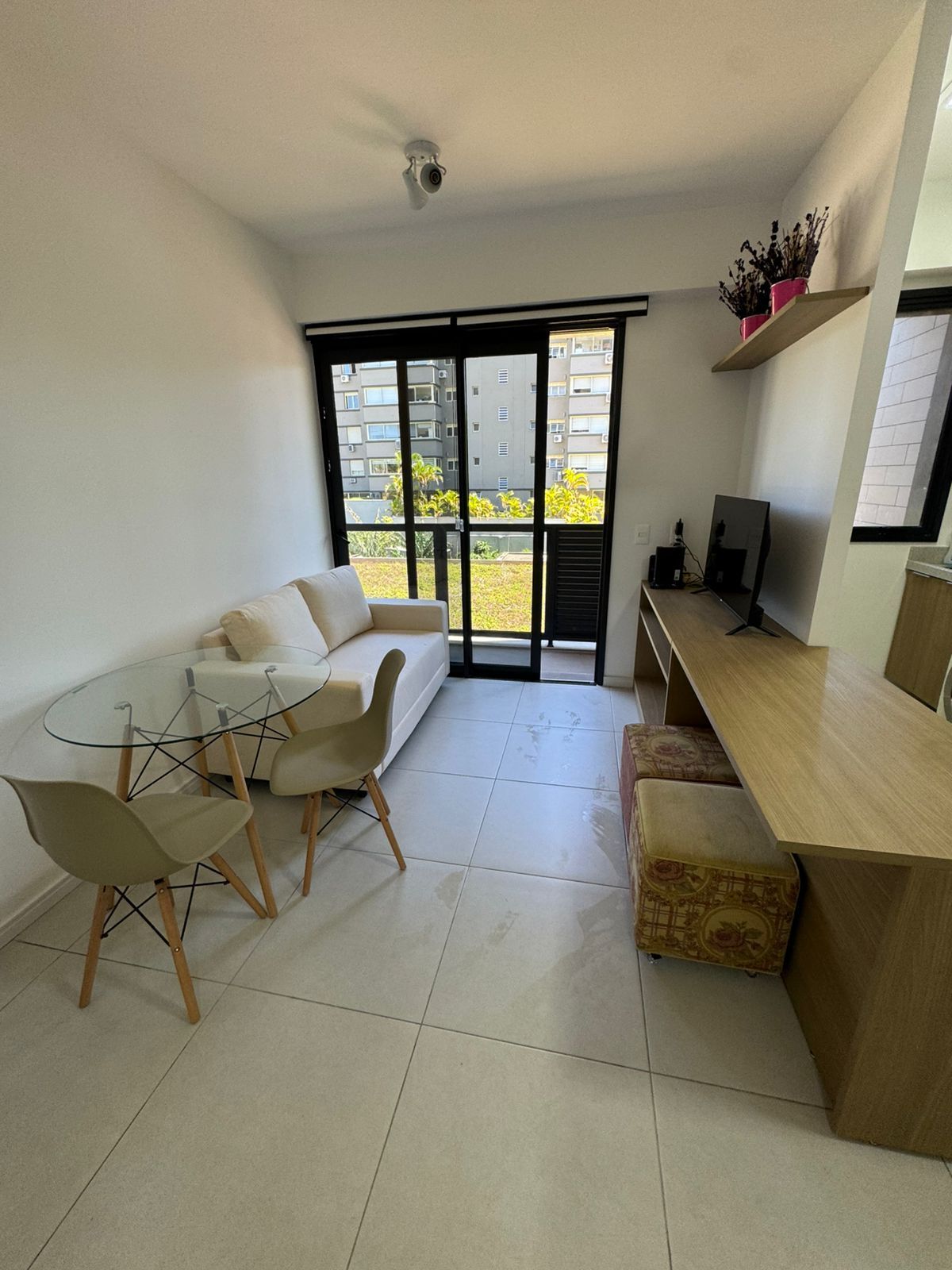 Apartamento de 42 m2 para alugar com 1 suíte, lavabo, churrasqueira e vaga no bairro Boa Vista em Porto Alegre.