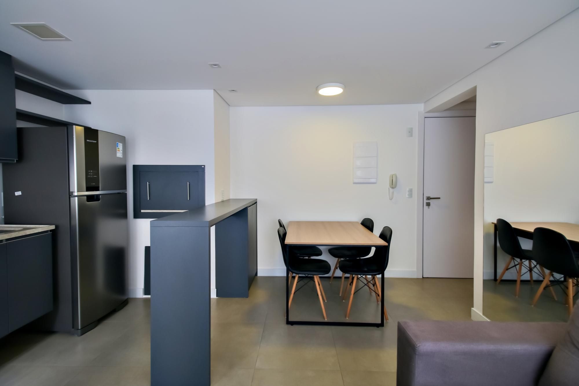 Apartamento decorado de 1 dormitório com vaga no bairro Petrópolis.