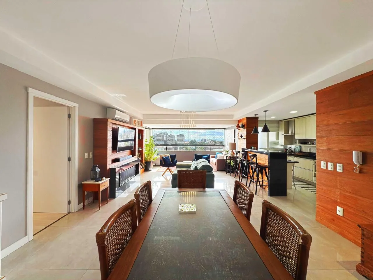 Apartamento de 3 suítes com 3 vagas, 136 m2 próximo ao Shopping Iguatemi.