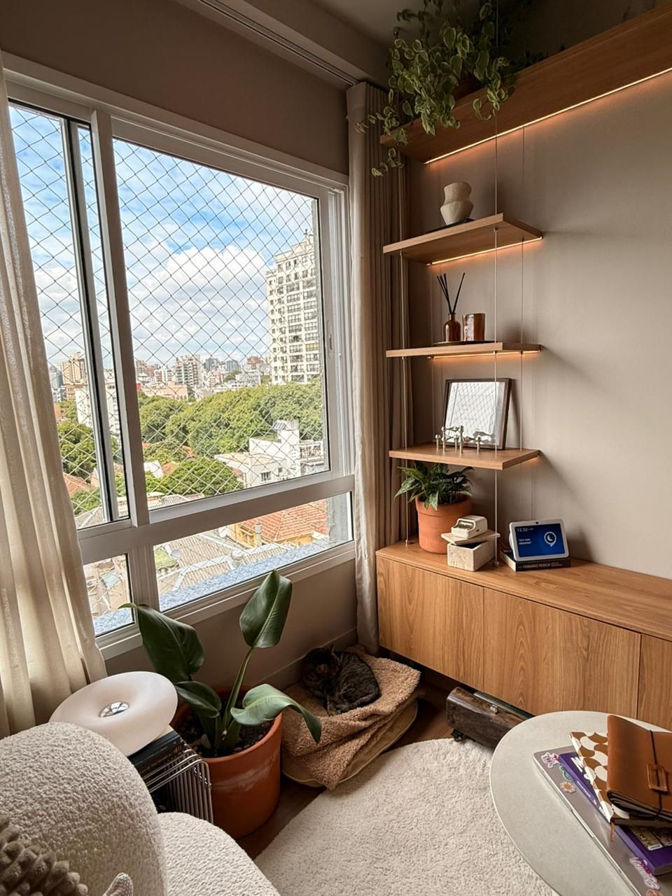 Apartamento mobiliado e decorado em alto padrão a venda no Quintal Moinhos.