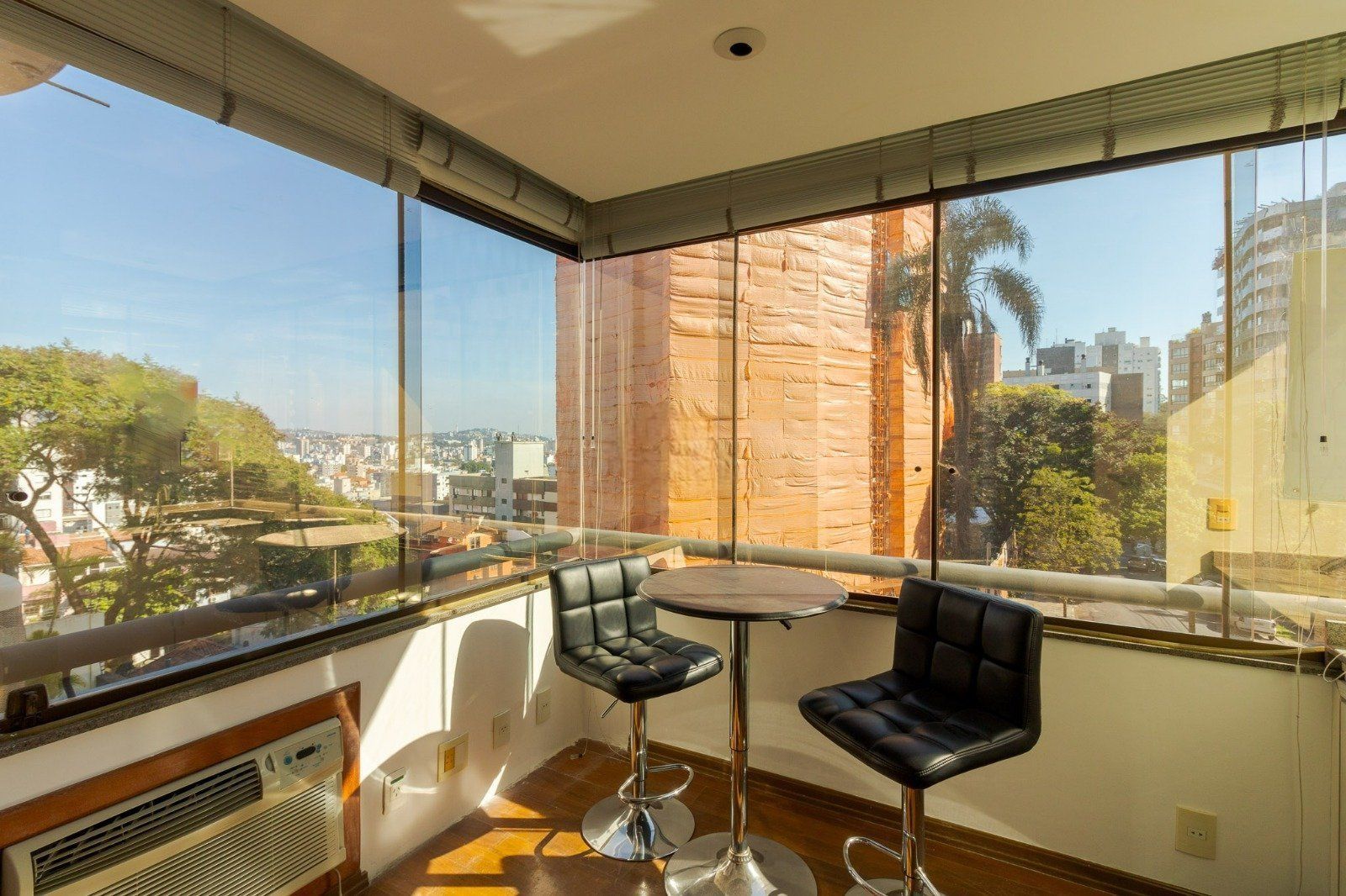 Charmoso apartamento semimobiliado no bairro Bela Vista