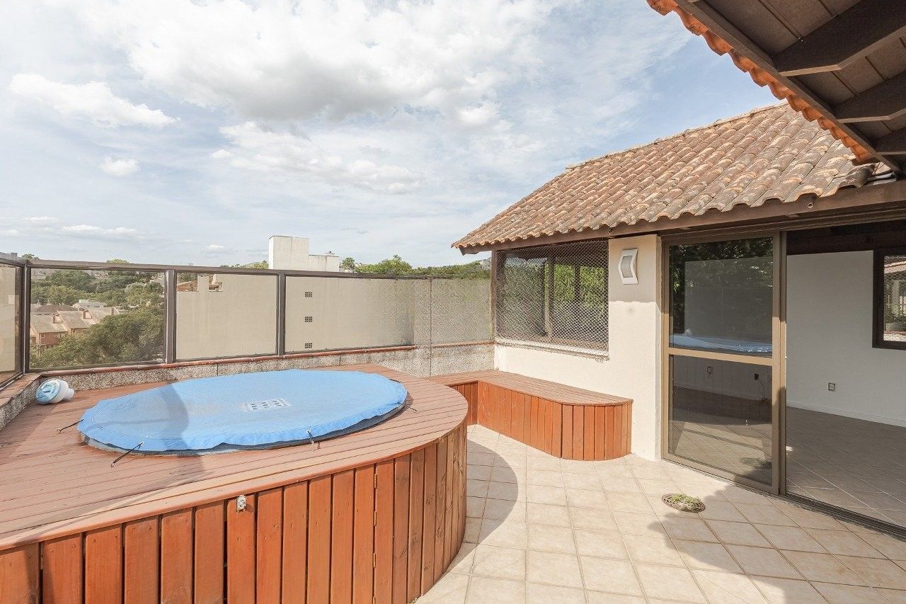 Cobertura, 3 dormitórios no bairro Chácara das Pedras em Porto Alegre para Comprar