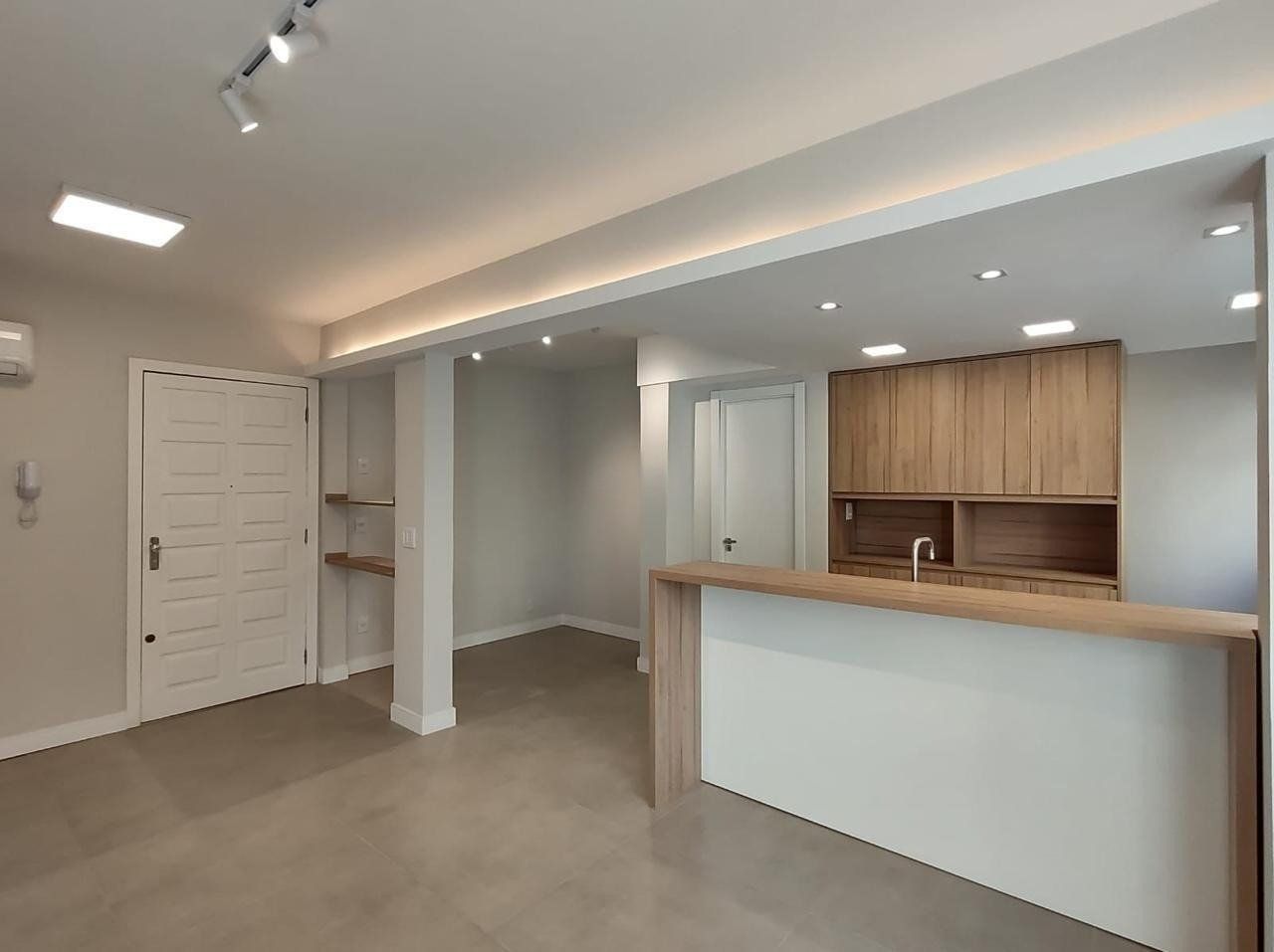 Apartamento semimobiliado à venda no bairro Petrópolis