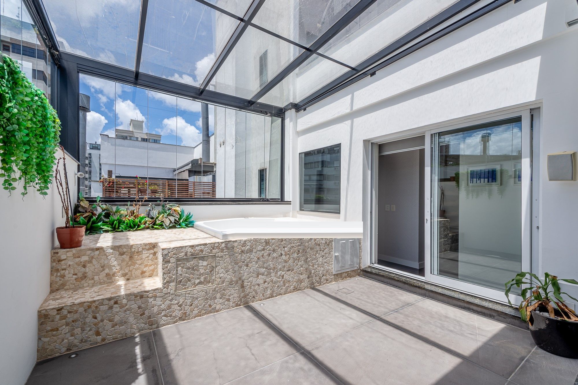 Cobertura à venda com 2 quartos, 115m² - Foto 2
