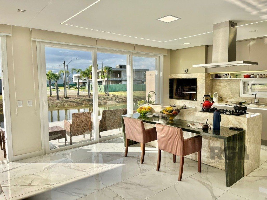 Casa de Condomínio à venda com 4 quartos, 351m² - Foto 2