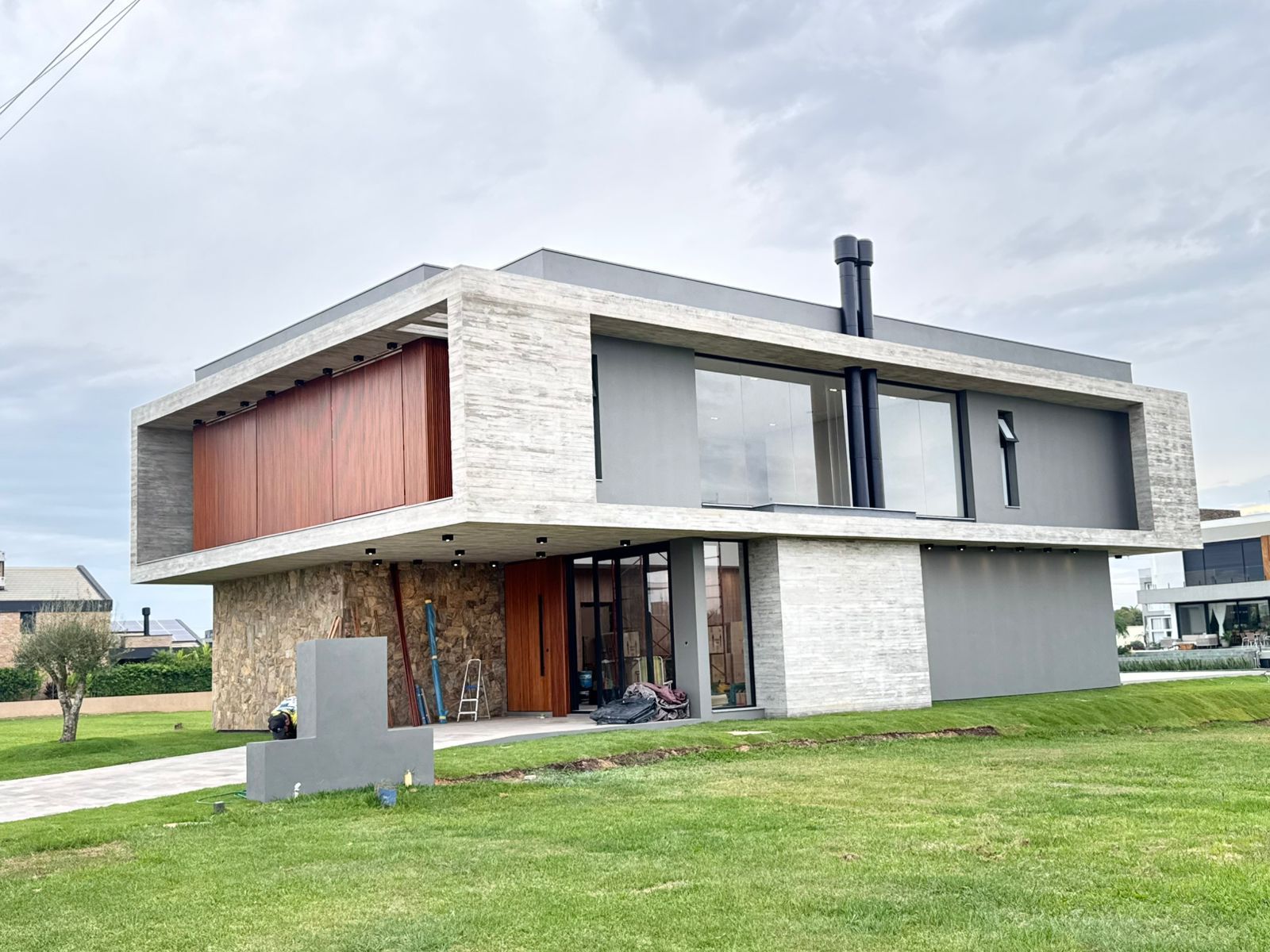 Casa de Condomínio à venda com 4 quartos, 307m² - Foto 1