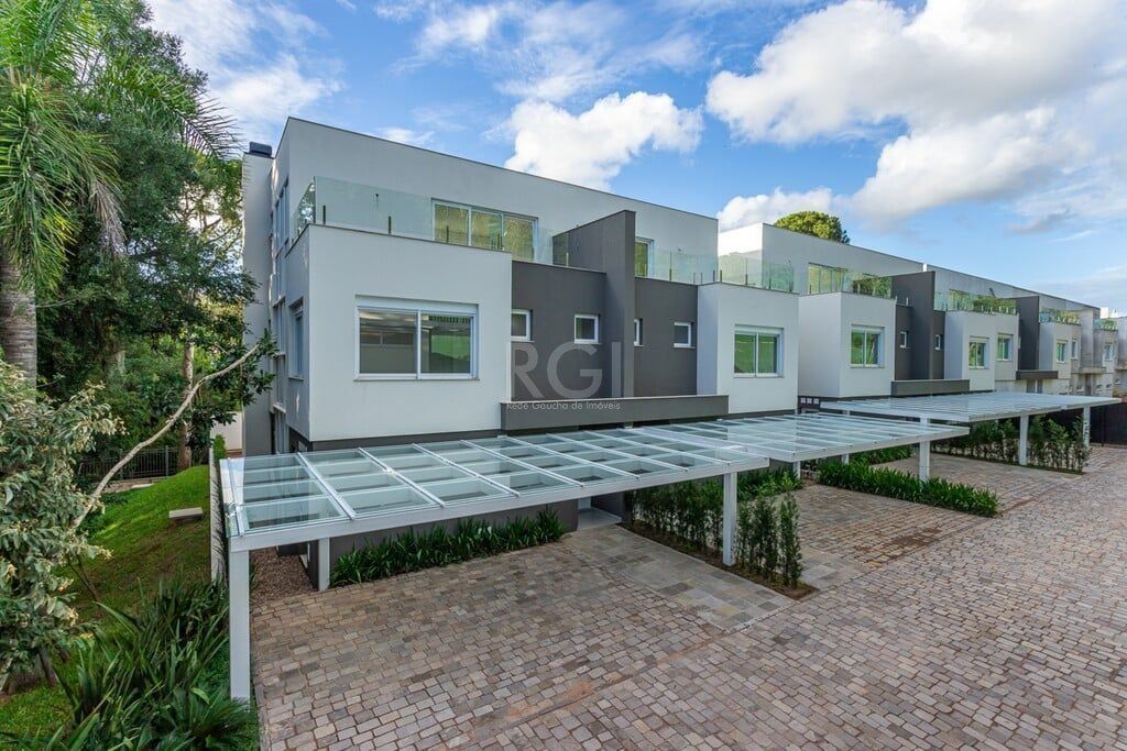 Casa à venda com 3 quartos, 236m², 3 suítes, 2 vagas, Rua Doutor Ney de Castilhos Ferreira no bairro Pedra Redonda em Porto Alegre