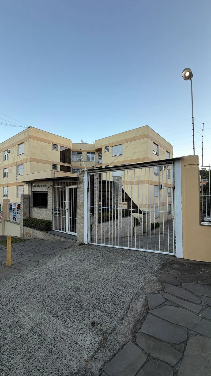 Apartamento de 1 dormitório, todo reformado e mobiliado, com vaga de garagem escriturada, localizado no bairro Santa Teresa.