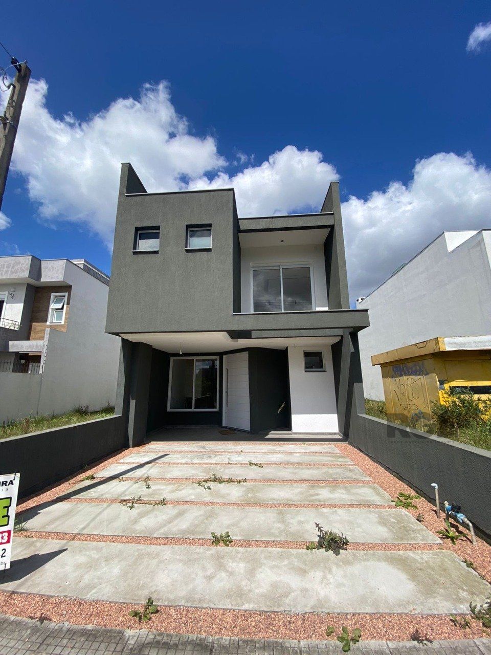 Casa com 03 Dormitórios / Amplo Terraço e Pátio