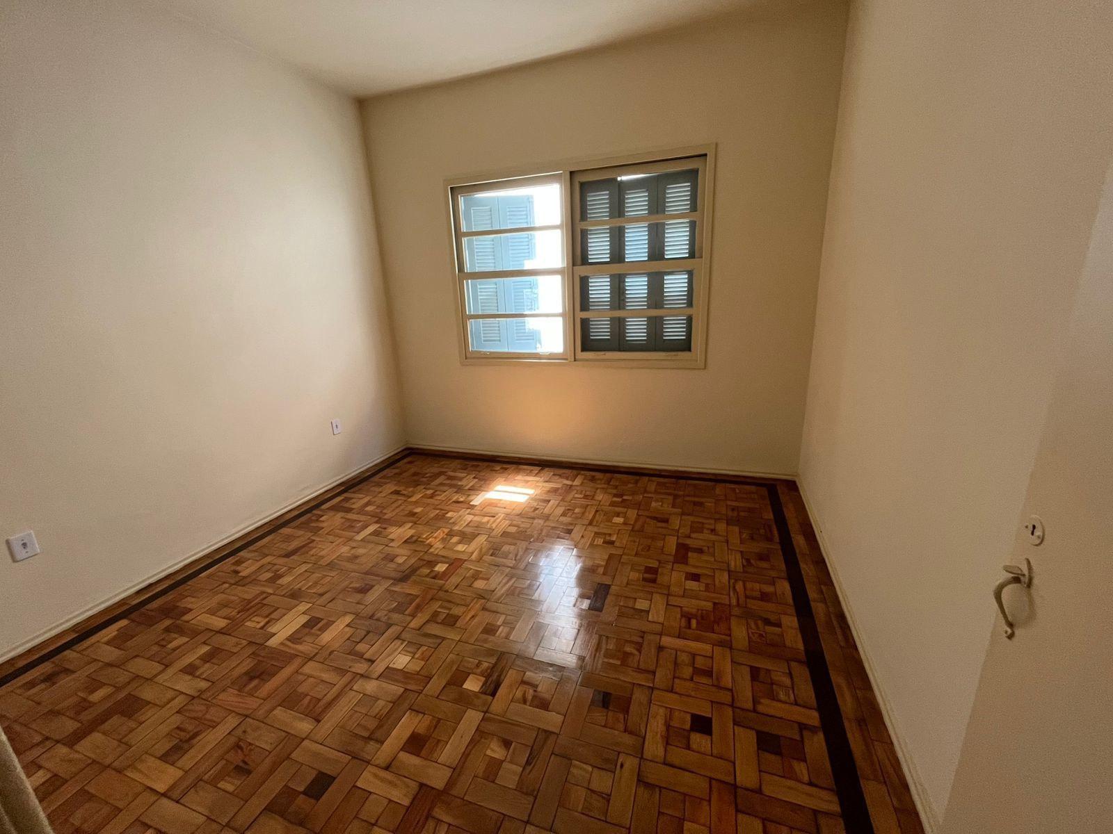 Apartamento térreo com pátio privativo em localização estratégica