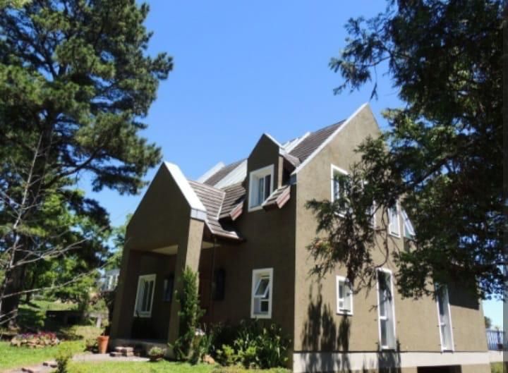 CASA COM PISCINA INDOOR NO CONDOMÍNIO VIVENDAS DA SERRA – CANELA/RS