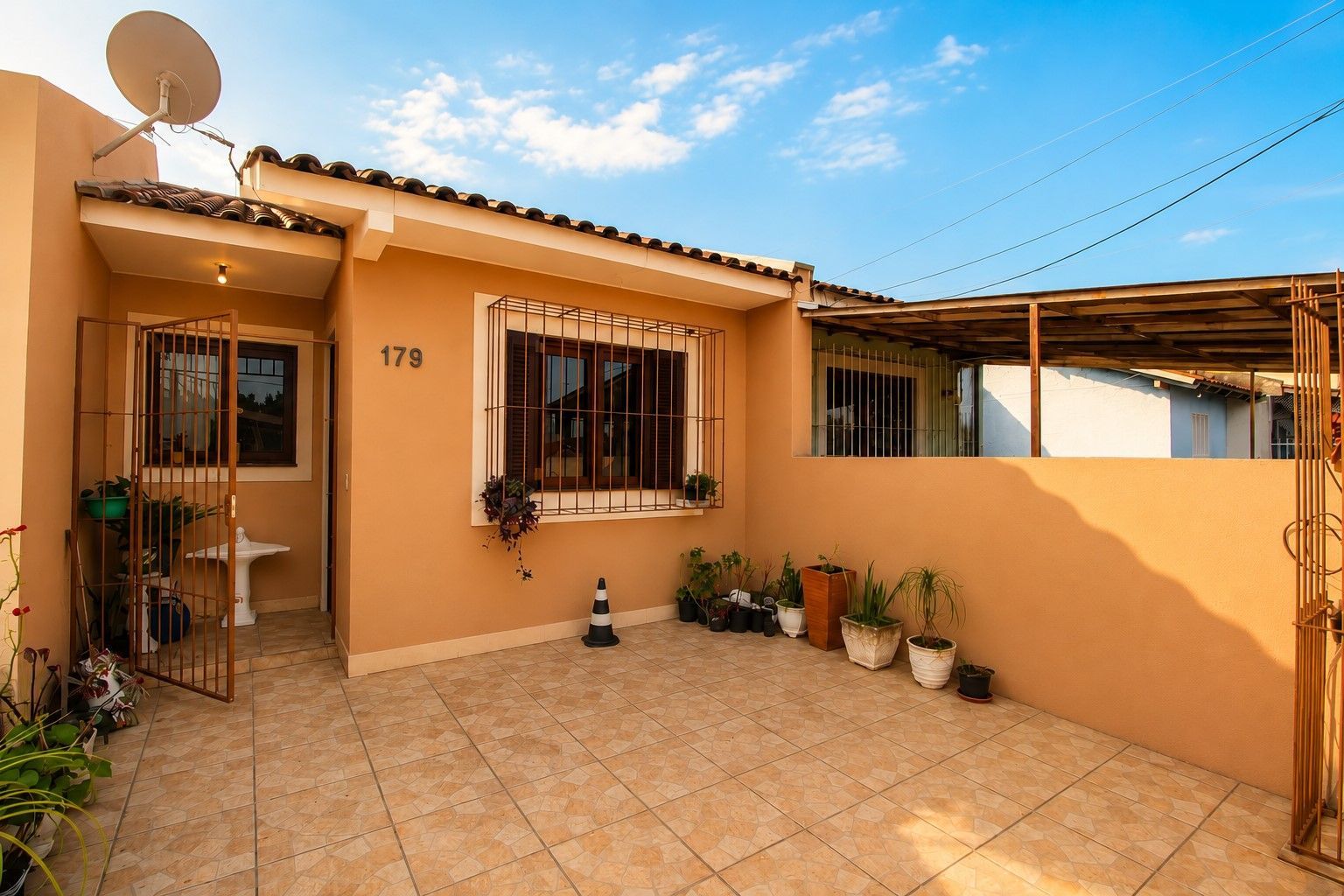 Casa, 2 dormitórios no bairro Hípica em Porto Alegre para Comprar