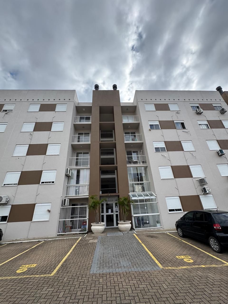 Apartamento com sacada e churrasqueira