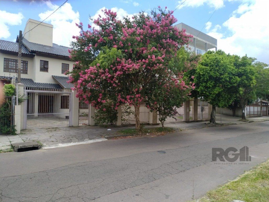 Casa à venda com 3 quartos, 274m², 1 suíte, Rua Afonso Arinos no bairro Camaquã em Porto Alegre
