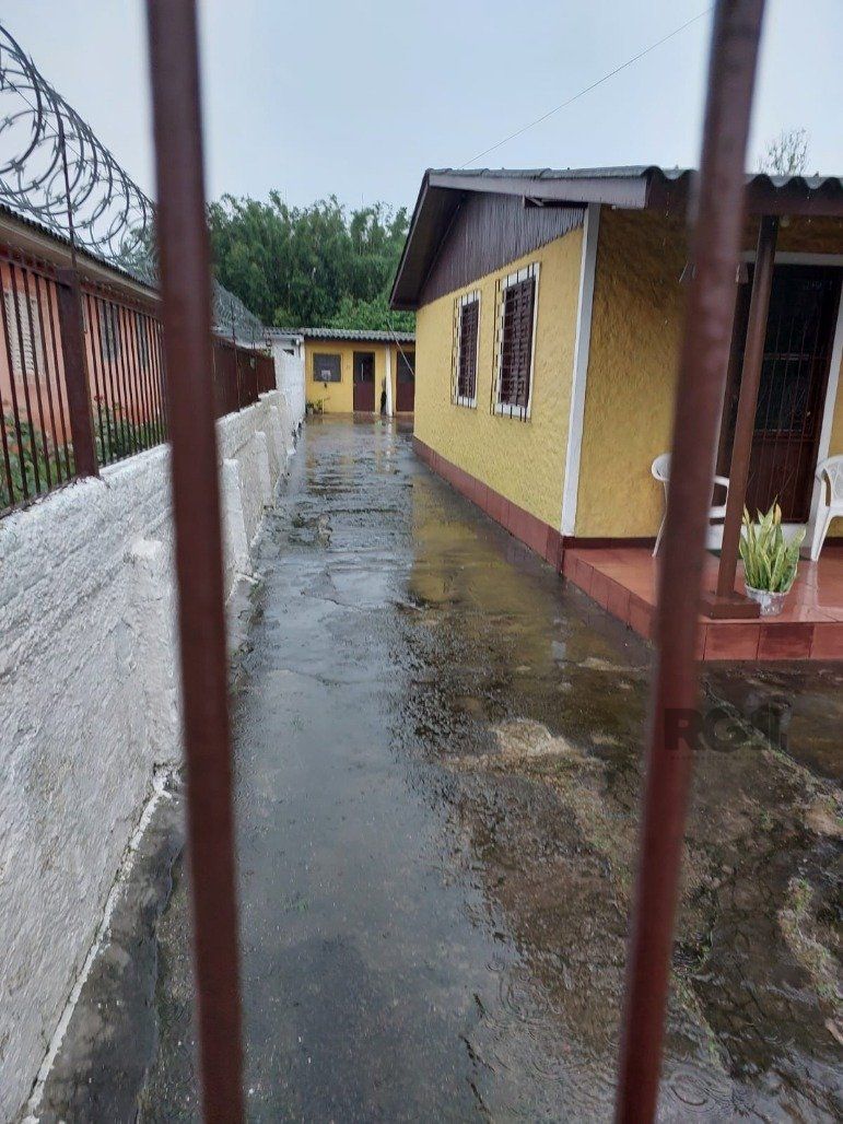 Casa à venda com 2 quartos, 110m², 2 vagas, Avenida Juca Batista no bairro Hípica em Porto Alegre