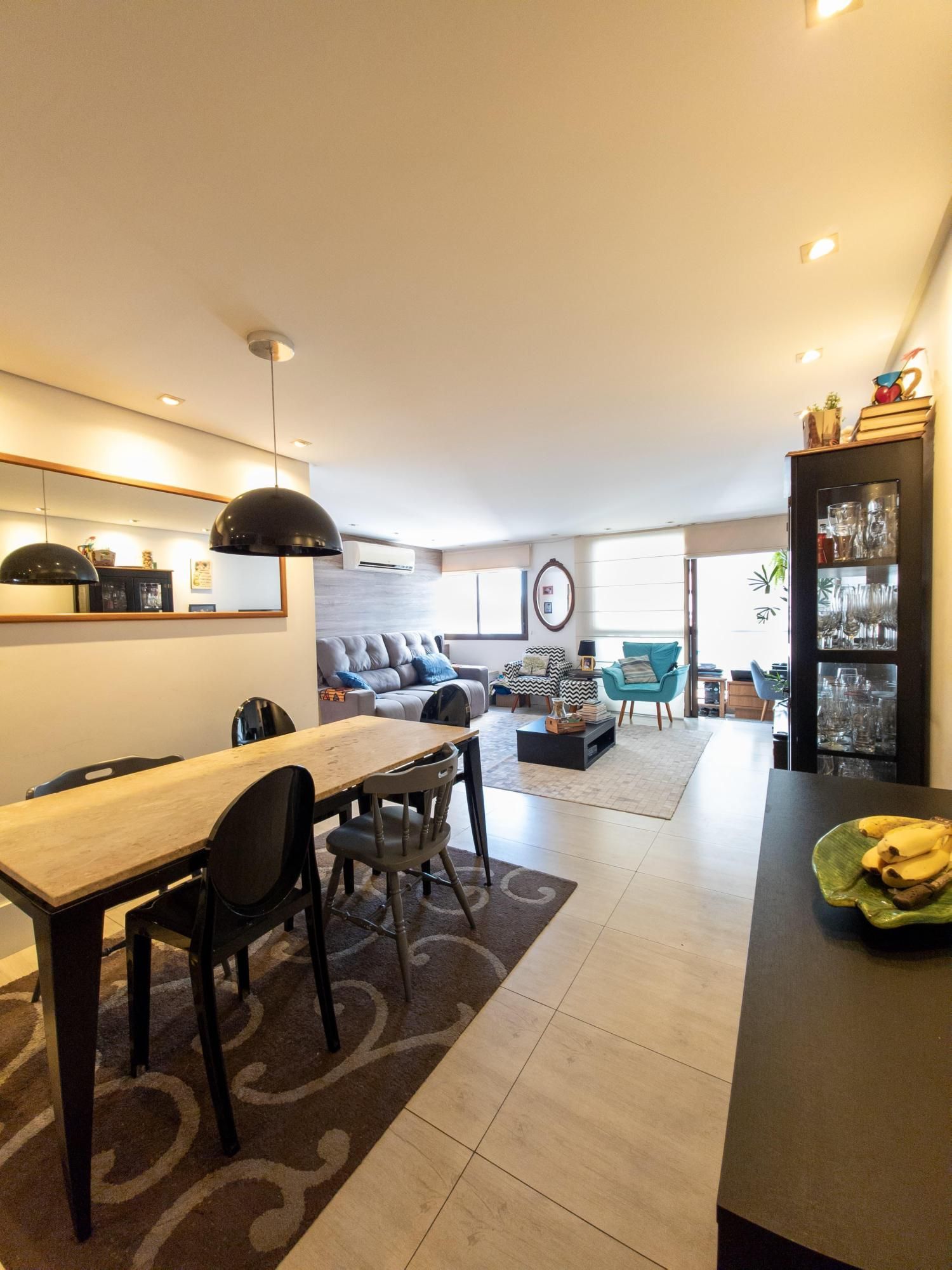 Apartamento com amplo living, duas vagas próximo ao Iguatemi