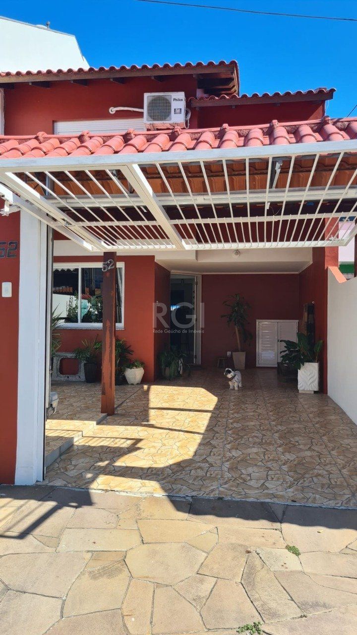 Casa à venda com 110m², 3 quartos, 1 suíte, 2 vagas no bairro Hípica em Porto Alegre