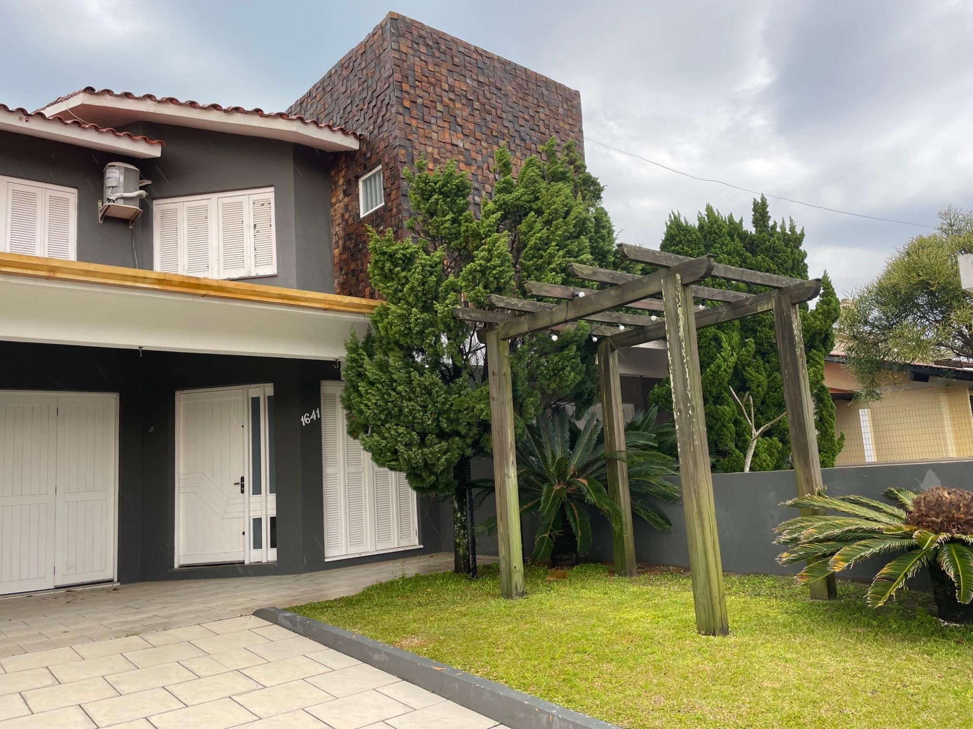 Casa 4 dormitórios no bairro Mariluz Plano D